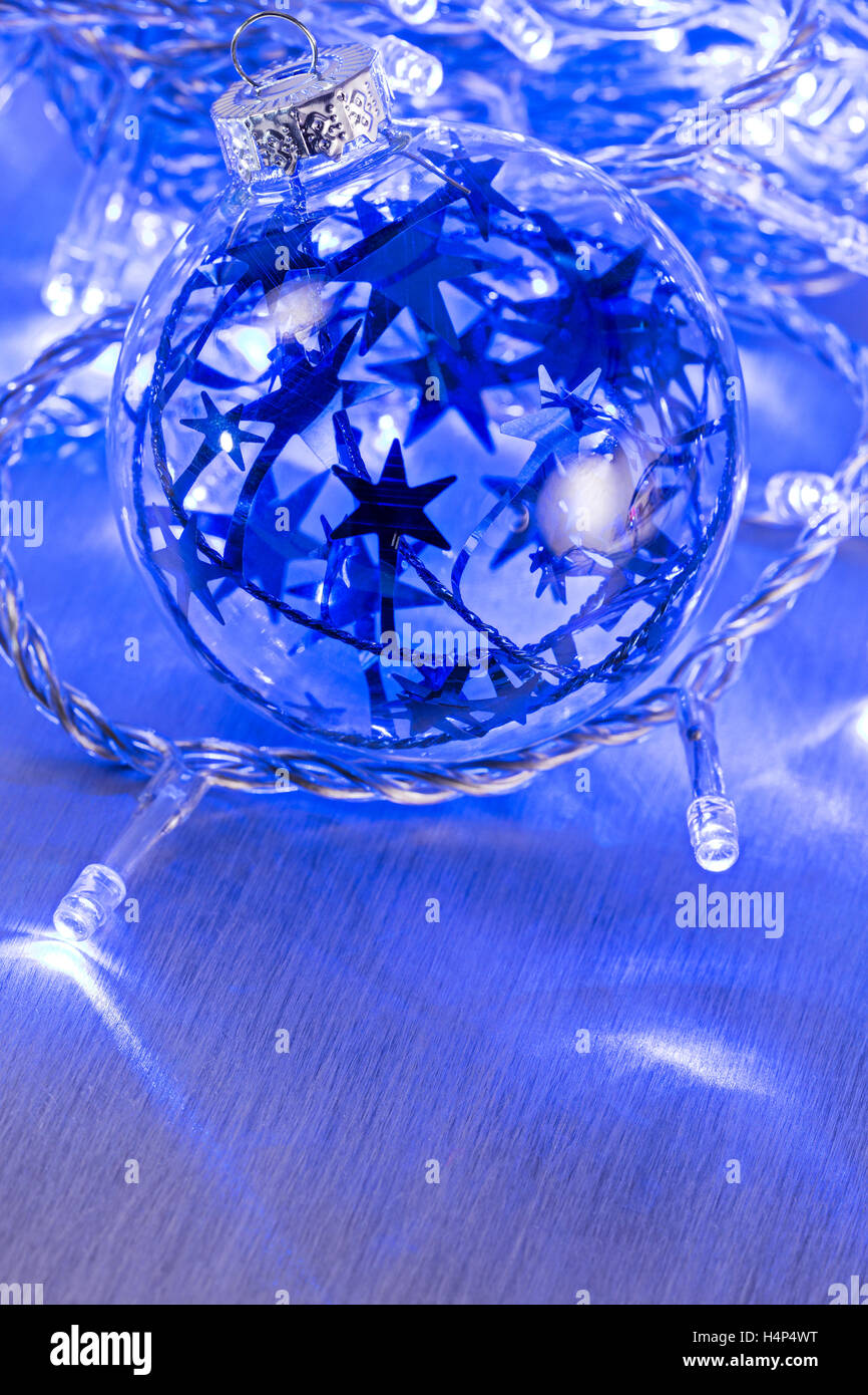 Glas Weihnachtskugel mit Lichtern auf abstrakten Hintergrund Stockfoto