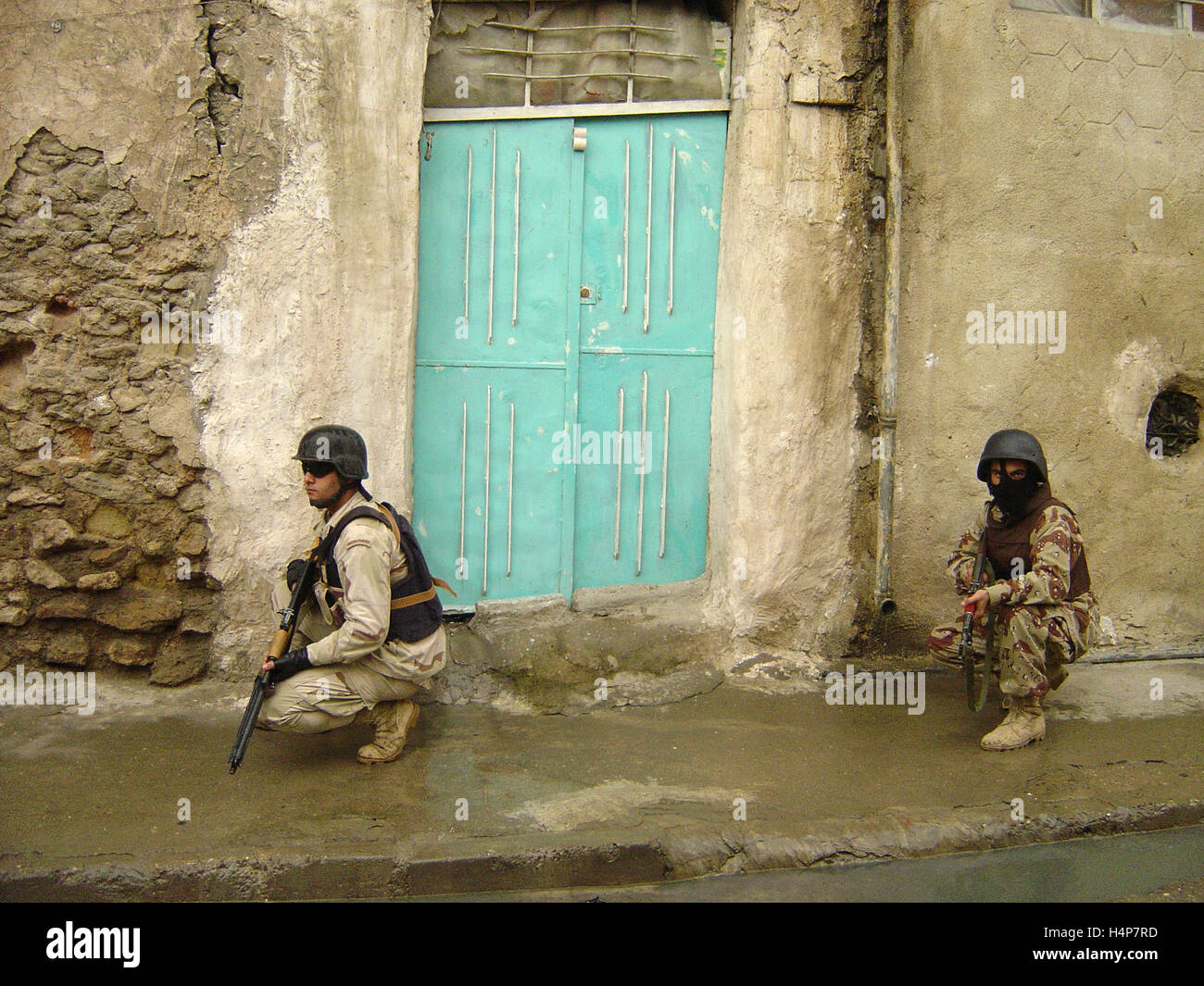 22. November 2004 irakische Soldaten des ISOF und ING auf den Regen-getränkten Straßen der Altstadt von Mosul im Nordirak. Stockfoto