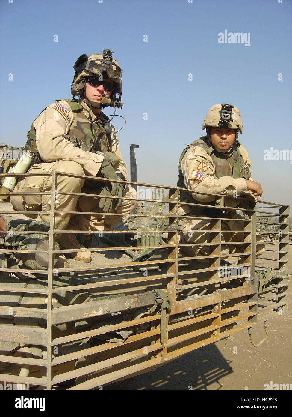 25. November 2004 US-Soldaten auf ihren Stryker ICV auf der Stufe fob Marez, Mosul, im Norden des Irak. Stockfoto