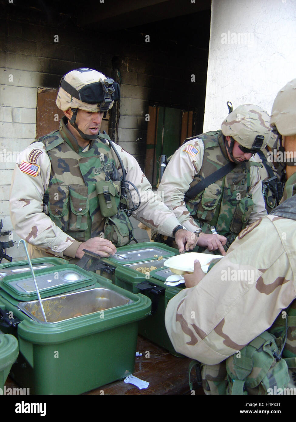 25. November 2004 der US-Army Soldaten Essen mit Kollegen am Thanksgiving Tag an einer verlassenen Polizeistation in Mossul, Irak. Stockfoto