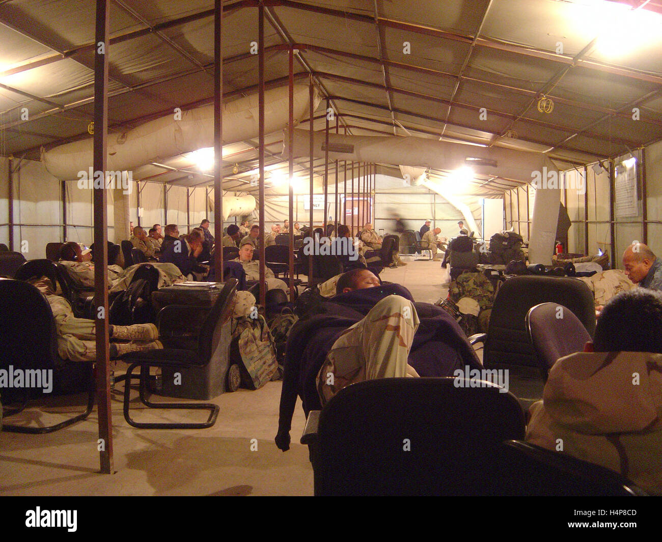 5. Dezember 2004 US-Soldaten schnappen Sie sich ein paar Schlafplätze in der 'Departure Lounge "Zelt in Bagdad International Airport. Stockfoto