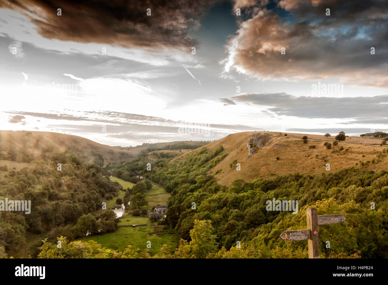 Peak District National Park-England. Sanfte Hügel und stimmungsvoller Himmel Stockfoto