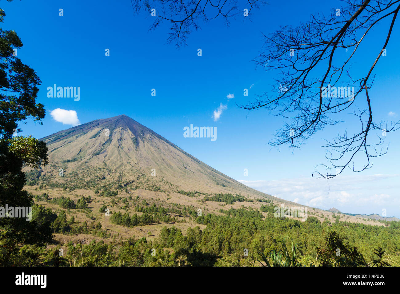 Inerie Vulkan. Insel Flores.  Indonesien, Asien. Stockfoto