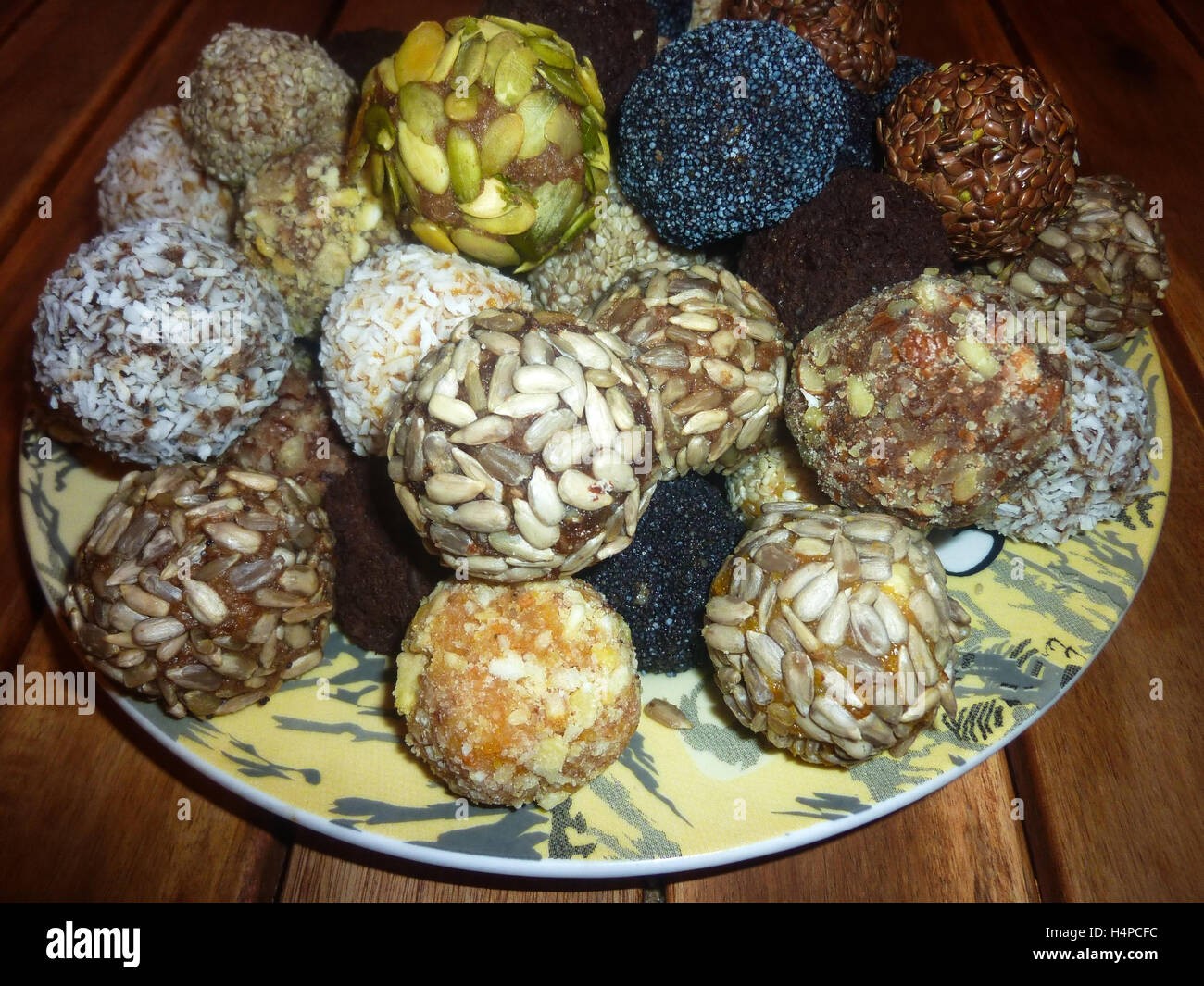 Bonbons von getrockneten Früchten und Nüssen auf einem Holztisch. Gesunde Ernährung Stockfoto