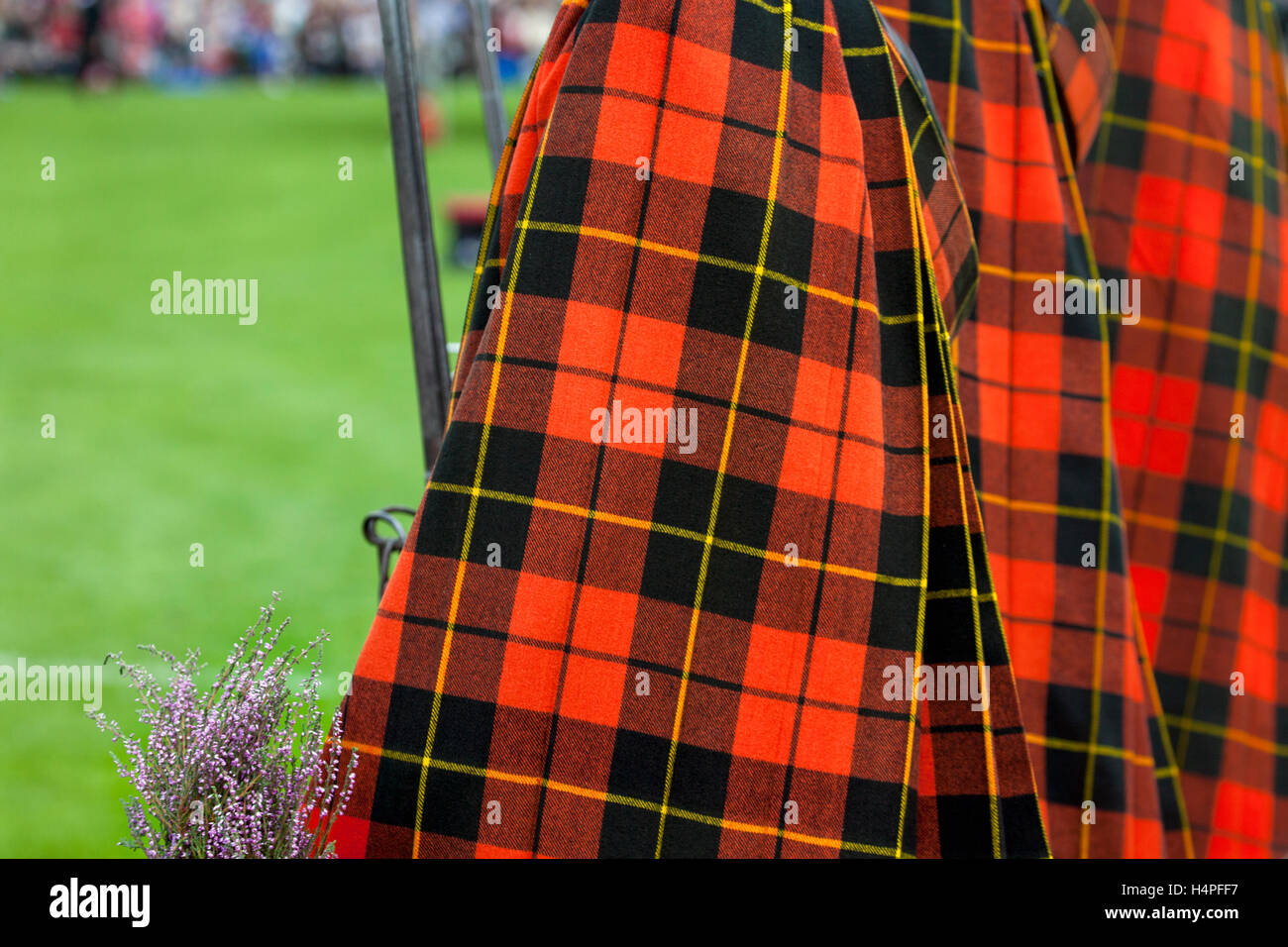 Die stolzen marchers Der lonach Highlanders, trug Wallace red tartan plaid Mantel an der schottischen Highland Games in Donside, Schottland, Großbritannien Stockfoto