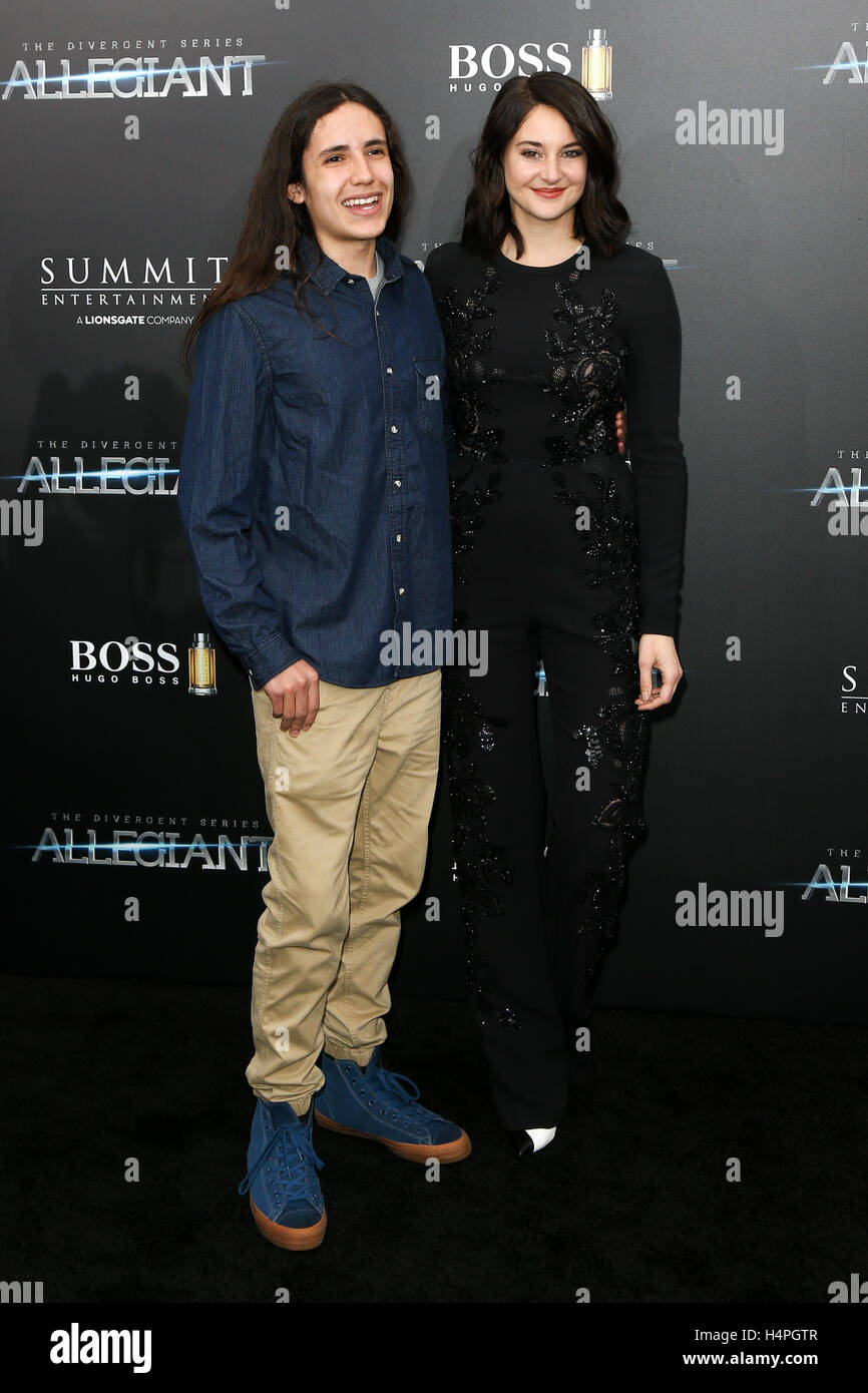 NEW YORK-MAR-14: Xiuhtezcatl Tonatiuh (L) und Shailene Woodley besuchen "The Divergent Series: Allegiant' New-York-Premiere im AMC Loews Lincoln Square 13 Theater am 14. März 2016 in New York City. Stockfoto