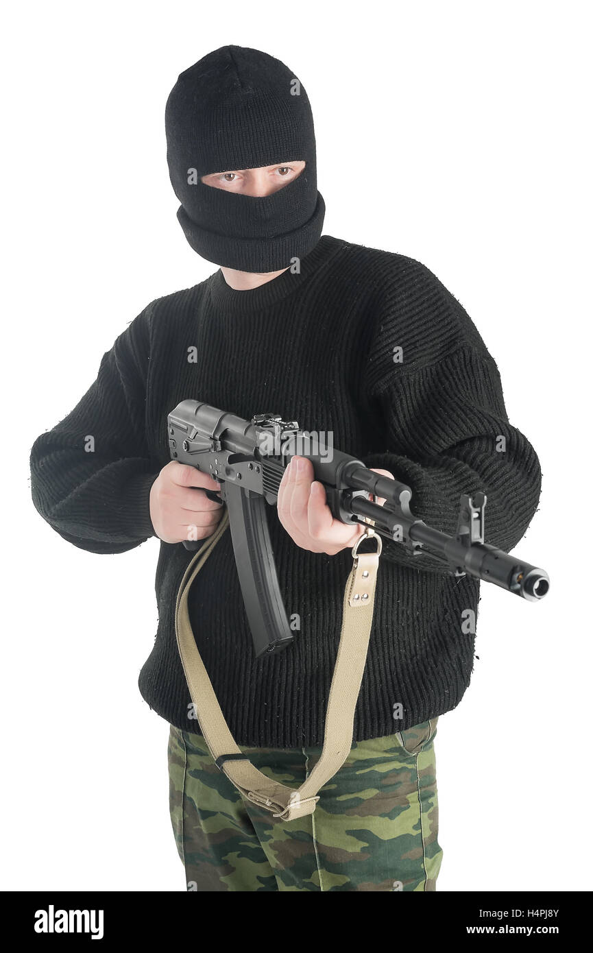 Mann in schwarzer Maske steht mit AK-74 Maschinengewehr Stockfoto