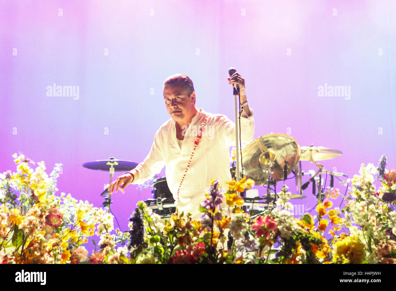 Mike Patton von Faith No More führt auf 2015 Monster Energy Nachbeben Festival im Gibson Ranch County Park am 25. Oktober 2015 in Sacramento, Kalifornien. Stockfoto