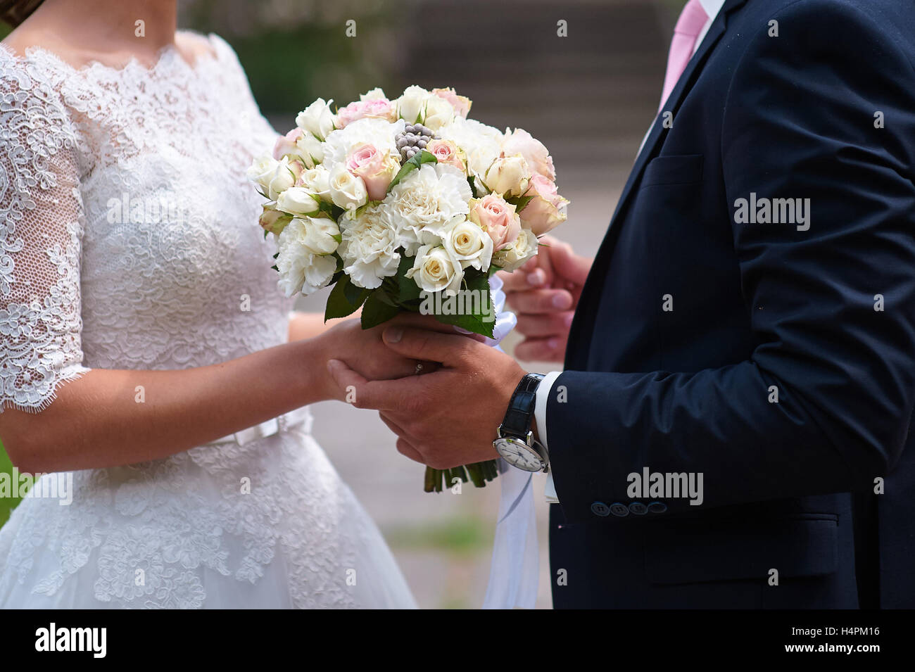 Braut und Bräutigam Hand in Hand in Hochzeitstag Stockfoto