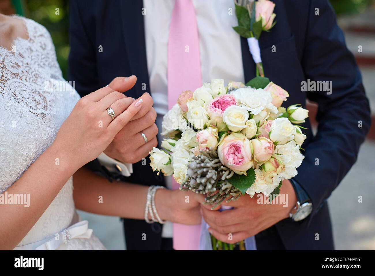 Braut und Bräutigam Hand in Hand in Hochzeitstag Stockfoto