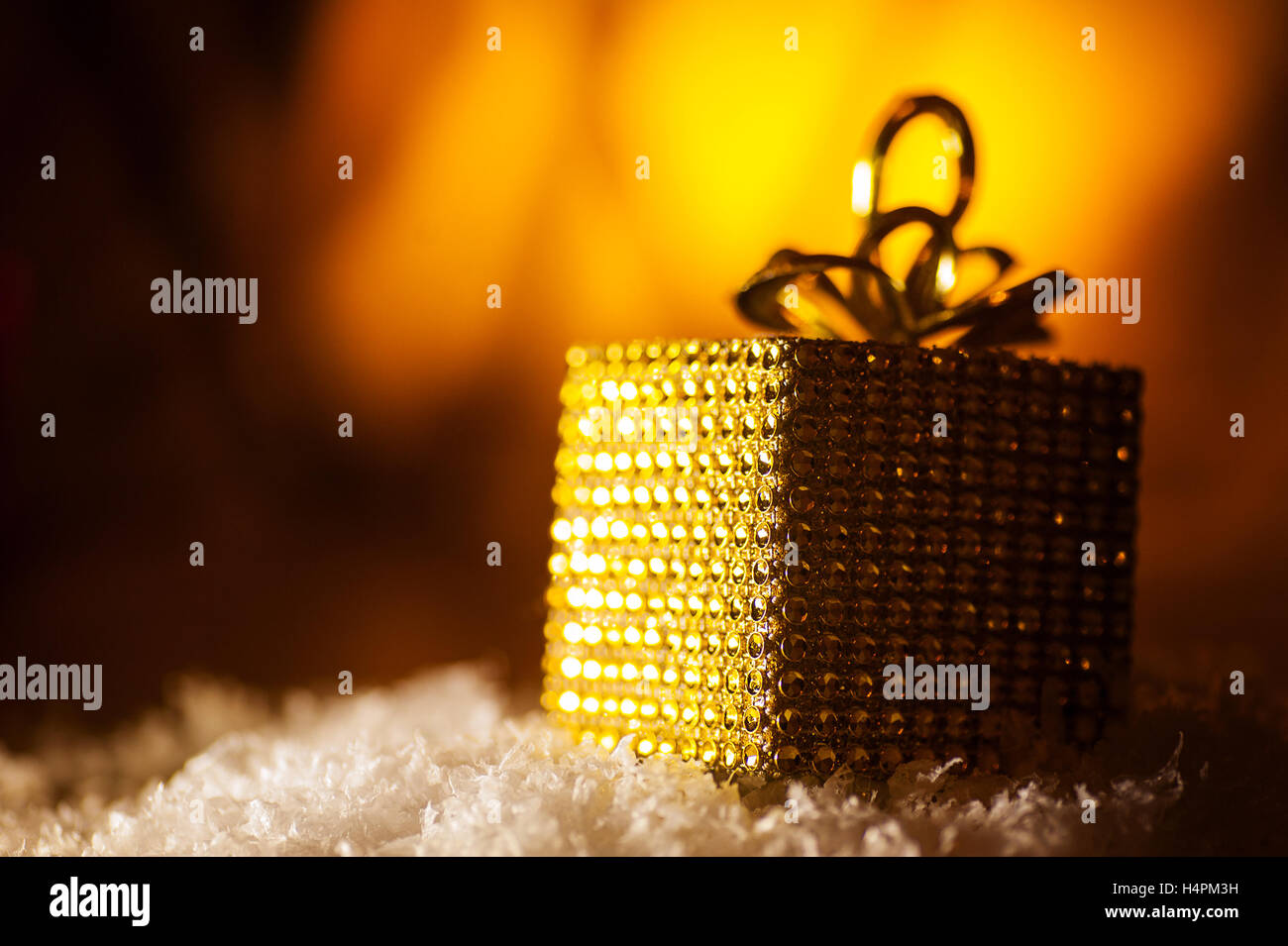 Gold Box Geschenke für Weihnachten mehrfarbiger Hintergrund Stockfoto
