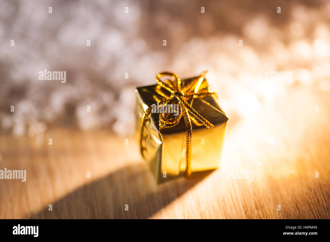 Gold Box Geschenke für Weihnachten mehrfarbiger Hintergrund Stockfoto