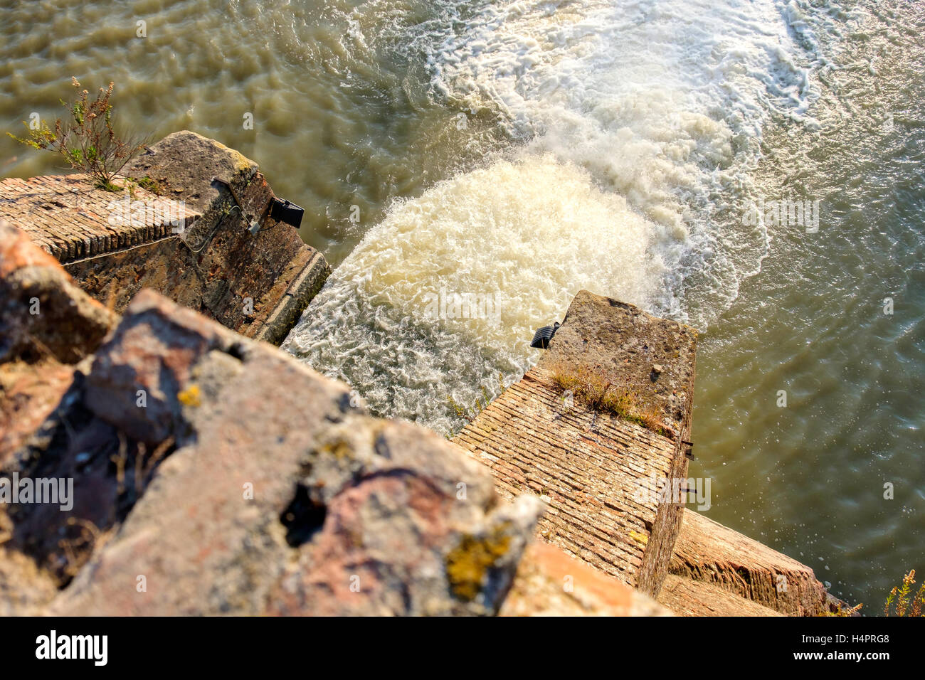 künstlicher Wasserfall oberhalb von Pov Ansicht Stockfoto