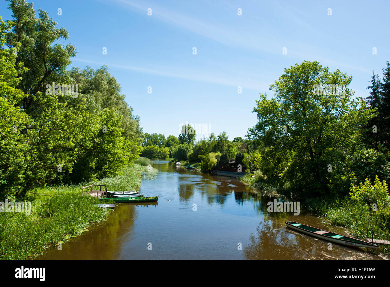 Ein Kanal der Narew-Fluss fließt durch Pułtusk, eine historische Stadt in Masowien Bezirk von Polen. Stockfoto