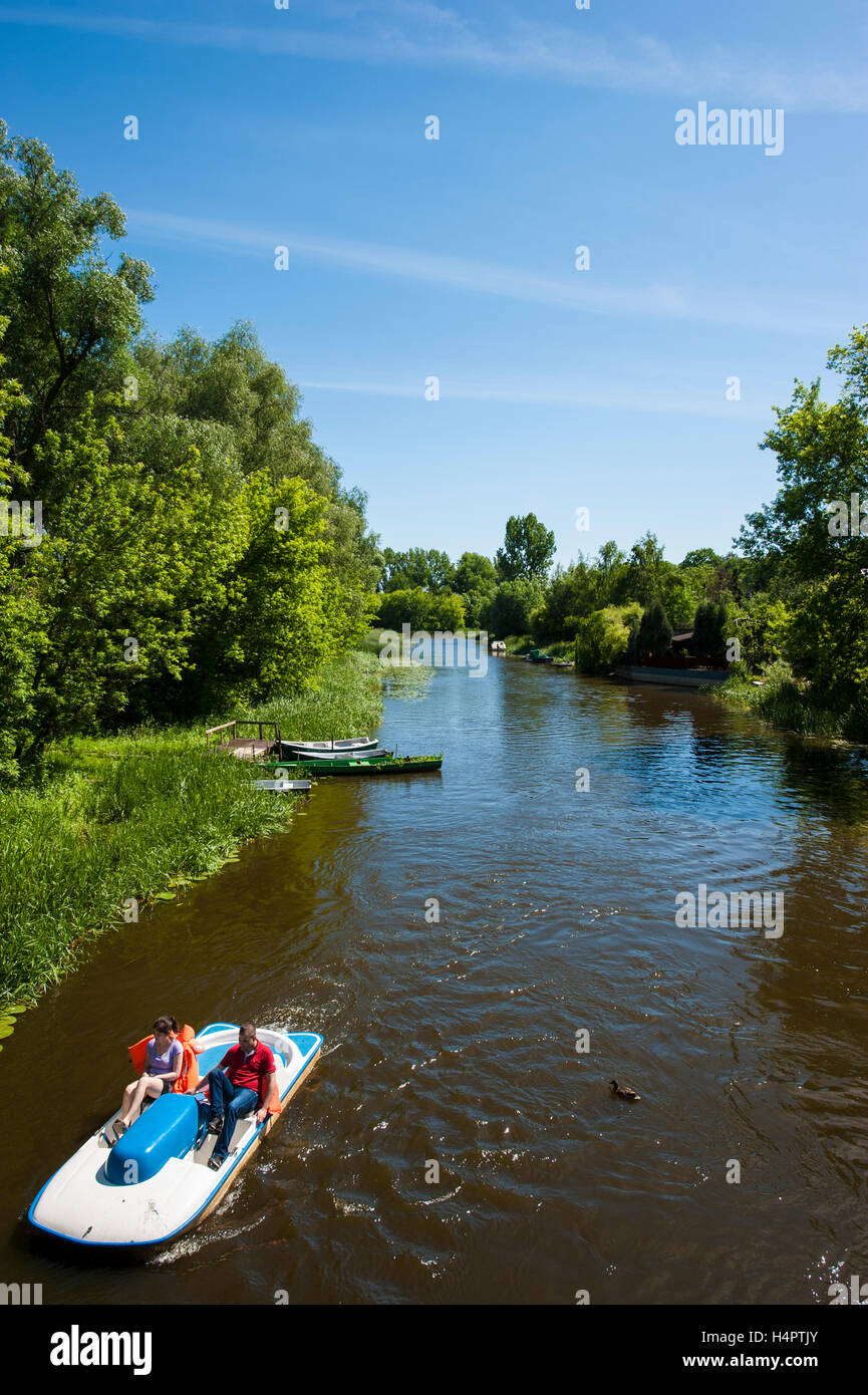 Ein Kanal der Narew-Fluss fließt durch Pułtusk, eine historische Stadt in Masowien Bezirk von Polen. Urlauber auf ein Paddelboot. Stockfoto
