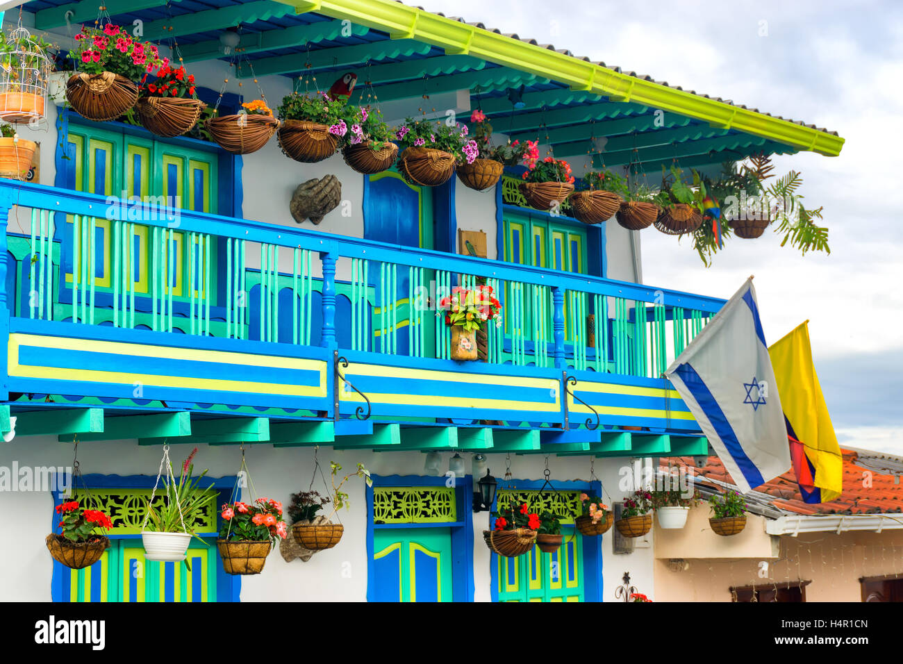 Bunte Architektur und Blumen mit kolumbianischen und israelische Fahnen in Salento, Kolumbien Stockfoto