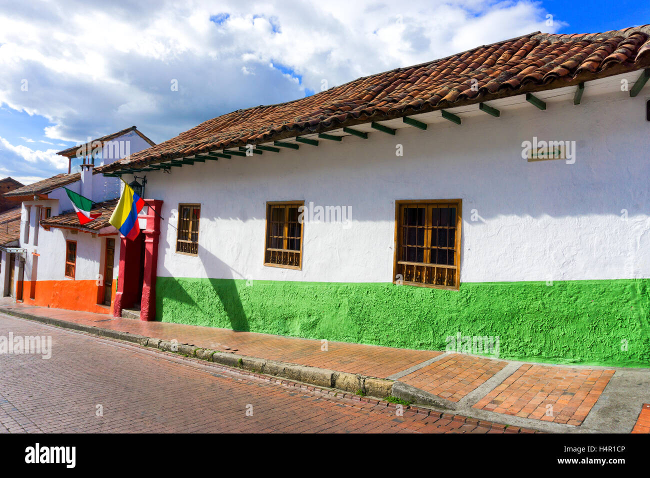 Koloniale Straße mit kolumbianischen und mexikanische Flaggen in La Candelaria Nachbarschaft in Bogota, Kolumbien Stockfoto