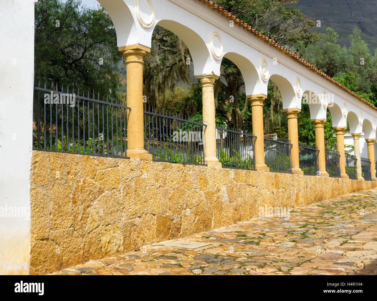 Koloniale Säulenreihe in Villa de Leyva, Kolumbien Stockfoto