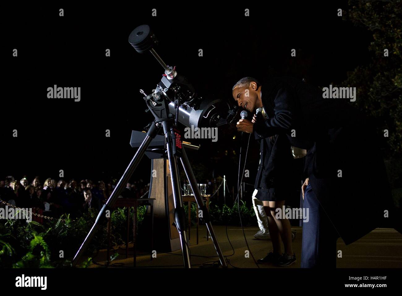 US-Präsident Barack Obama schaut der Mond durch ein Teleskop während im Gespräch mit Studenten Sofy Alvarez Siedlungshügel im Weißen Haus Astronomie Nacht auf dem South Lawn des weißen Hauses 19. Oktober 2015 in Washington, DC. Stockfoto