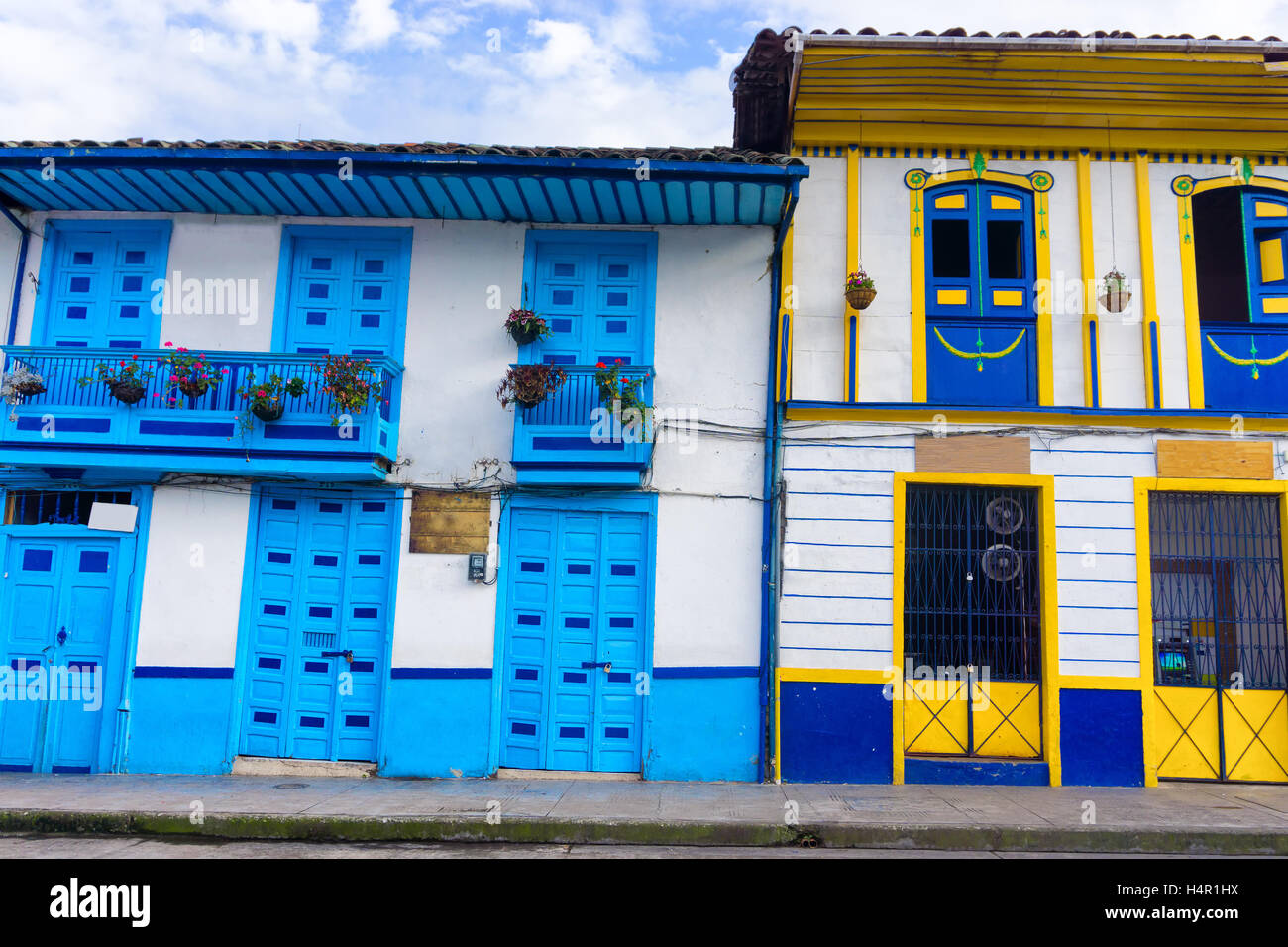 Bunte Kolonialarchitektur in Salento, Kolumbien Stockfoto