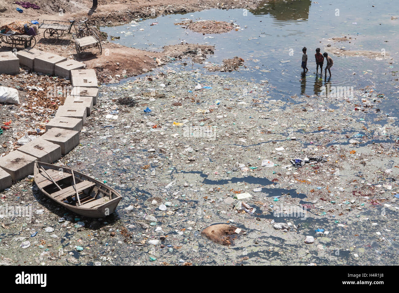 Kinder spielen in dreckigen und verschmutzten Fluss Sabarmati in das Zentrum von Ahmedabad, Gujarat Zustand, Indien, Asien. Stockfoto