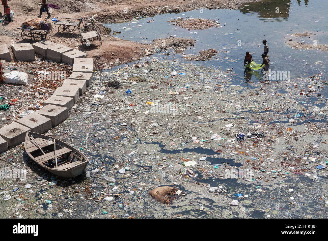 Kinder spielen in dreckigen und verschmutzten Fluss Sabarmati in das Zentrum von Ahmedabad, Gujarat Zustand, Indien, Asien. Stockfoto