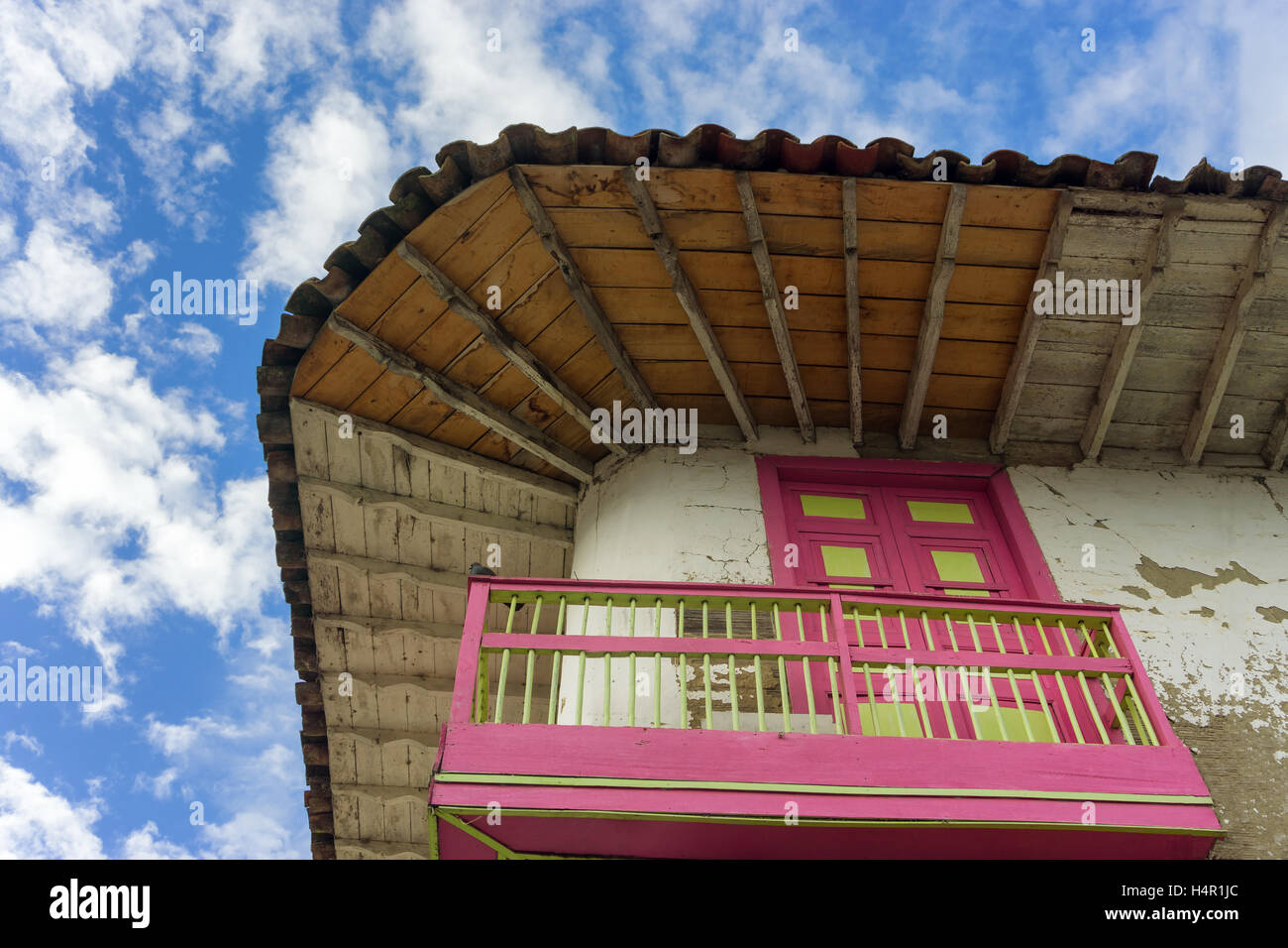 Rustikale Kolonialarchitektur und blauer Himmel in Salento, Kolumbien Stockfoto