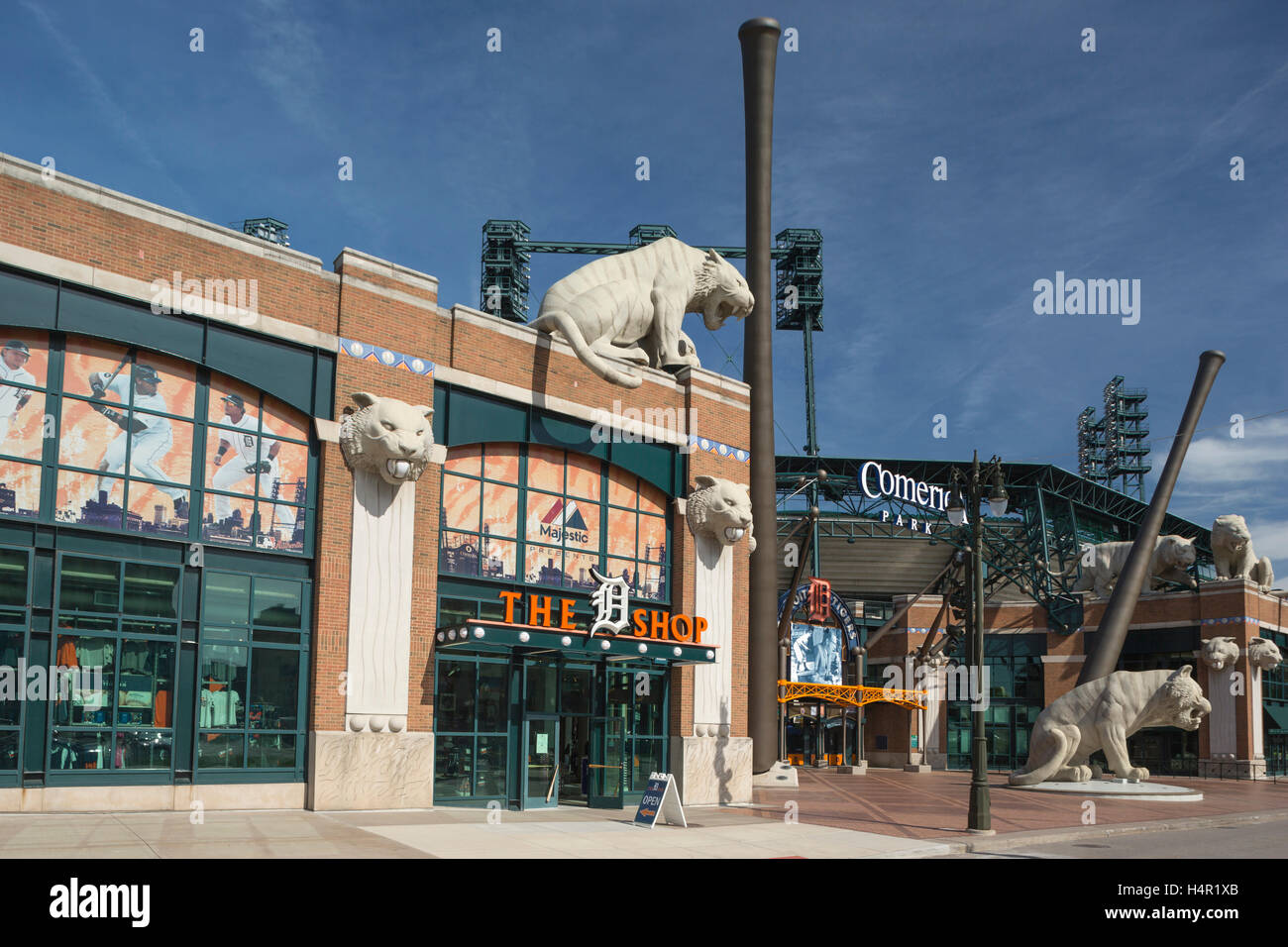 TIGER EINGANG STATUEN (© MICHEAL KEROPIAN 2000) COMERICA PARK BASEBALL STADION DOWNTOWN DETROIT MICHIGAN USA Stockfoto