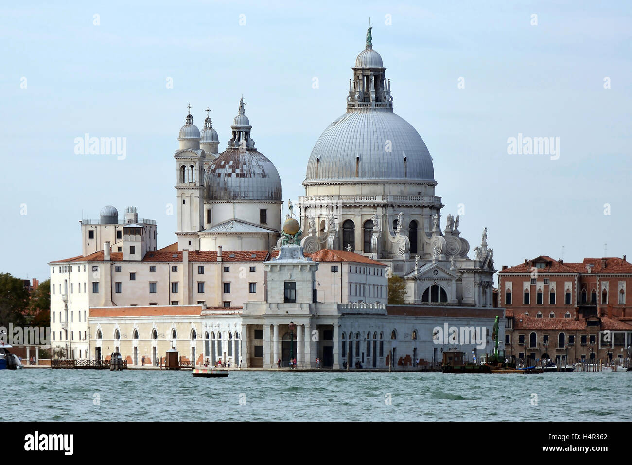 Basilika Santa Maria della Salute mit der Punta della Dogana von Venedig in Italien. Stockfoto