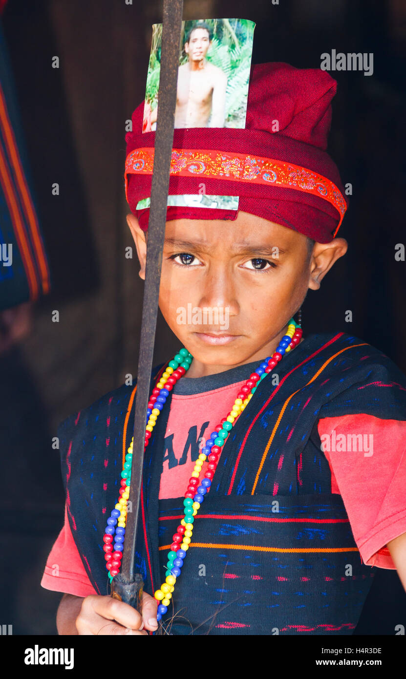 Junge in Zeremonie. Bena-Dorf. Insel Flores.  Indonesien, Asien. Stockfoto