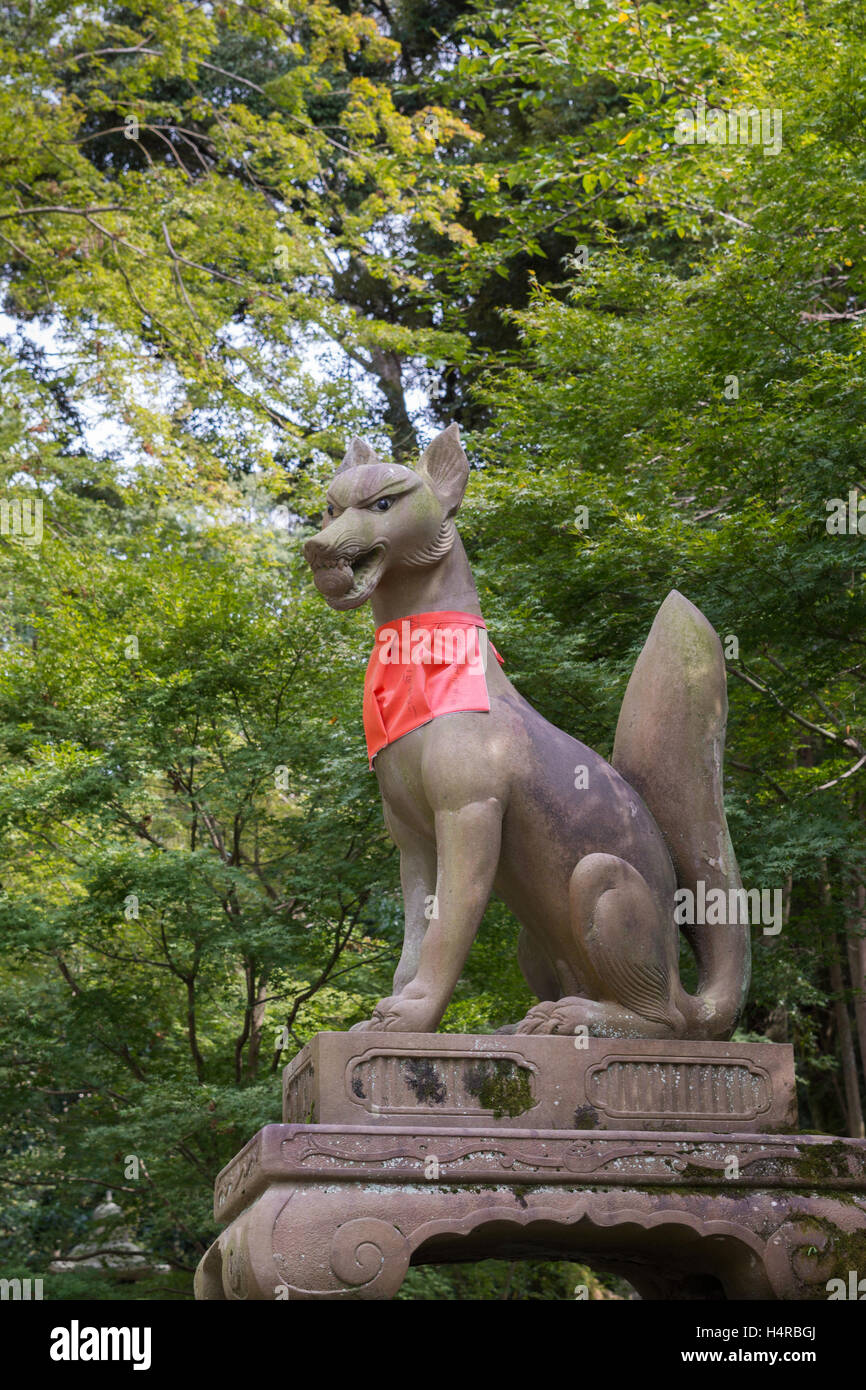 Kitsune, der Fuchs besitzt eine magische Kugel in seiner Mündung in Fushimi Inari-Taisha-Shinto-Schrein. Stockfoto