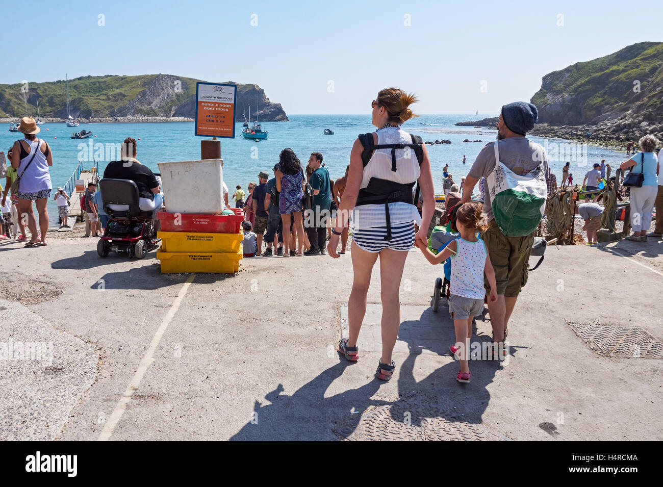 Menschen Sie genießen sonnigen Tag Lulworth Cove in Dorset, England, Vereinigtes Königreich UK Stockfoto