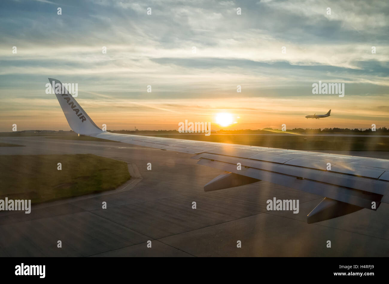 Flughafen London Stansted. England UK. Blick von Boeing 737-800 über das Ausschalten von London Stansted zu nehmen als ein weiteres Flugzeug etwa ist in der Ferne zu landen. Stockfoto