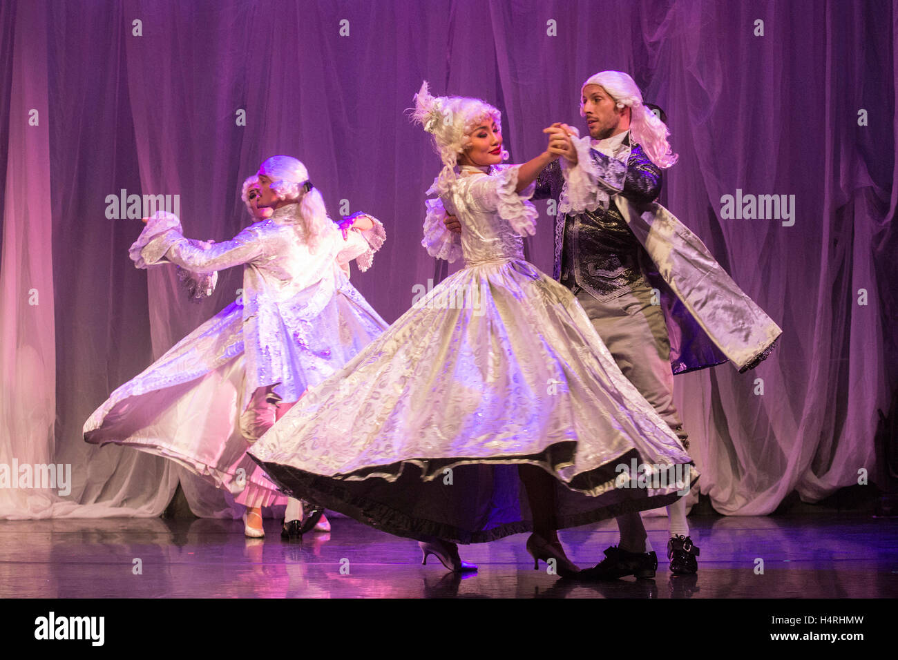 London, UK. 17. Oktober 2016. Tänzerinnen der Eröffnungs Nummer entr. Brennen im Peacock Theatre mit der britischen Premiere des internationalen Smash-Hit kommt der Boden zeigen Feuer im Ballsaal. Die Produktion ist eine energiereiche Gesellschaftstanz-Spektakel mit 14 Champion Tänzer Klassiker wie das Wiener Walz neues Leben einzuhauchen, Foxtrott, Samba, Tango und Jive. Die Show wurde von Choreograph Roby Peta, basierend auf einem original-Choreographie von Jason Gilkison gefertigt und läuft vom 18. Oktober bis 5. November 2016. Stockfoto