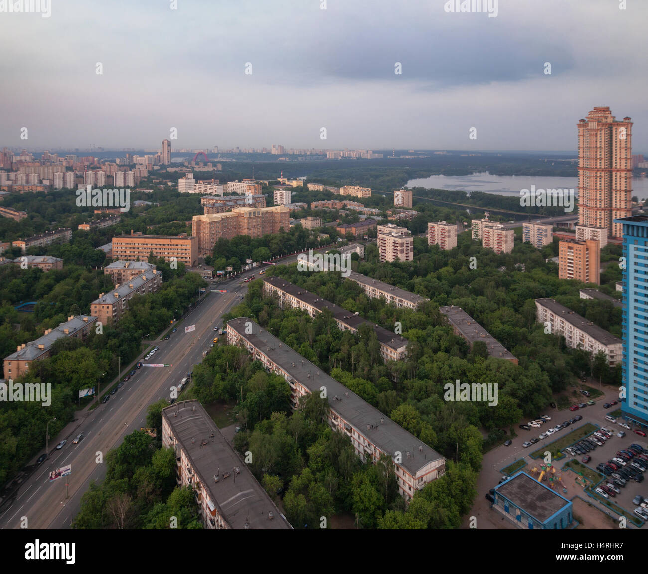 Draufsicht der alten Bezirk der Stadt Moskau in der Morgendämmerung. Ein flaches Gebäude, umgeben von Bäumen Stockfoto