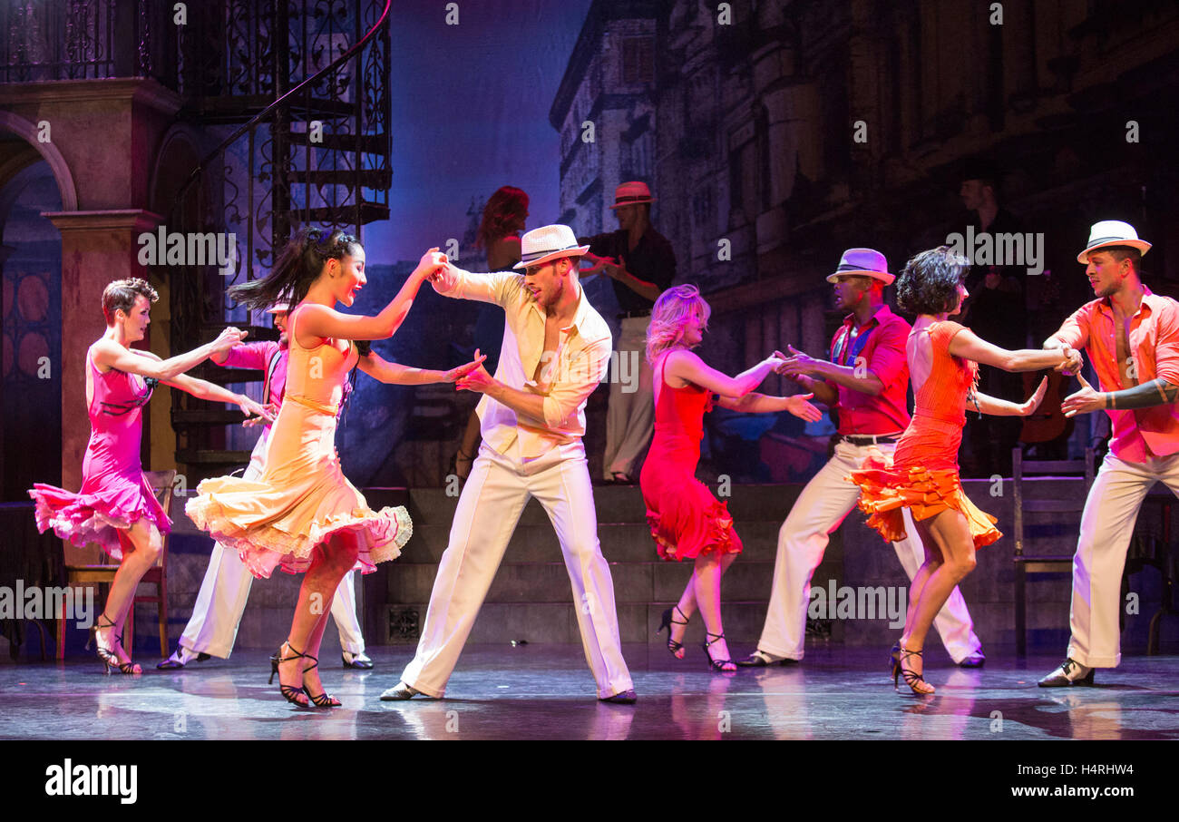 London, UK. 17. Oktober 2016. Tänzer der Nummer The Latin Quarter. Brennen im Peacock Theatre mit der britischen Premiere des internationalen Smash-Hit kommt der Boden zeigen Feuer im Ballsaal. Die Produktion ist eine energiereiche Gesellschaftstanz-Spektakel mit 14 Champion Tänzer Klassiker wie das Wiener Walz neues Leben einzuhauchen, Foxtrott, Samba, Tango und Jive. Die Show wurde von Choreograph Roby Peta, basierend auf einem original-Choreographie von Jason Gilkison gefertigt und läuft vom 18. Oktober bis 5. November 2016. Stockfoto
