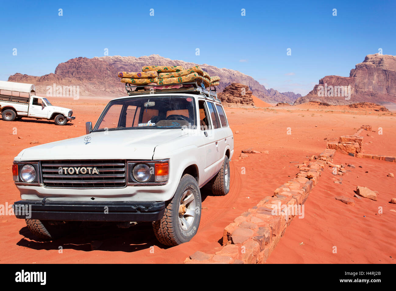 Ein Toyota cross country Fahrzeug (4x4) im Wadi Rum Wüste, Jordanien, Naher Osten. Stockfoto