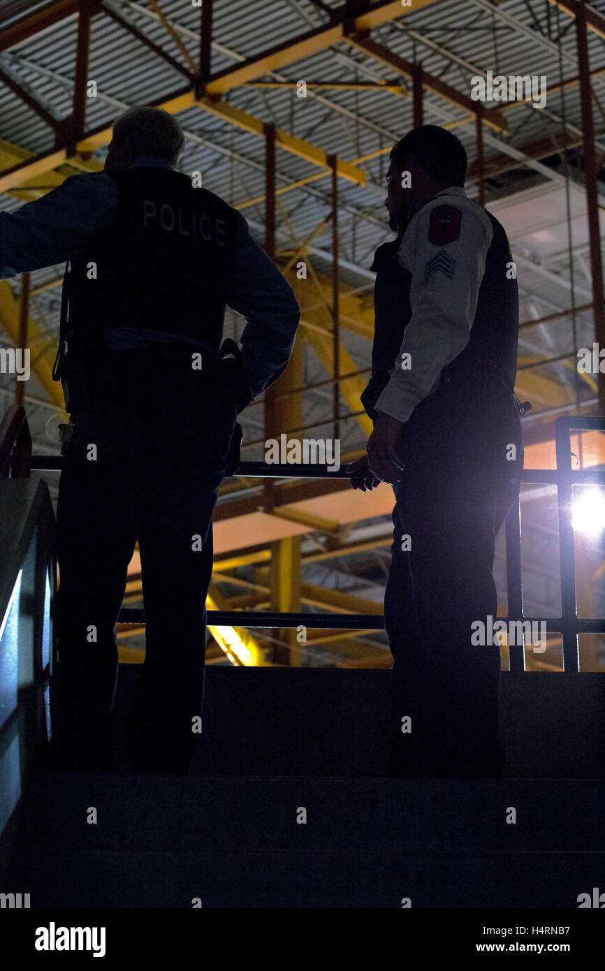 Chicago Polizei Auge ein über der Menge bei Trump für Präsidenten Rallye Veranstaltung an Universität von Illinois in Chicago Pavillon am 11. März 2016 in Chicago, Illinois. Stockfoto