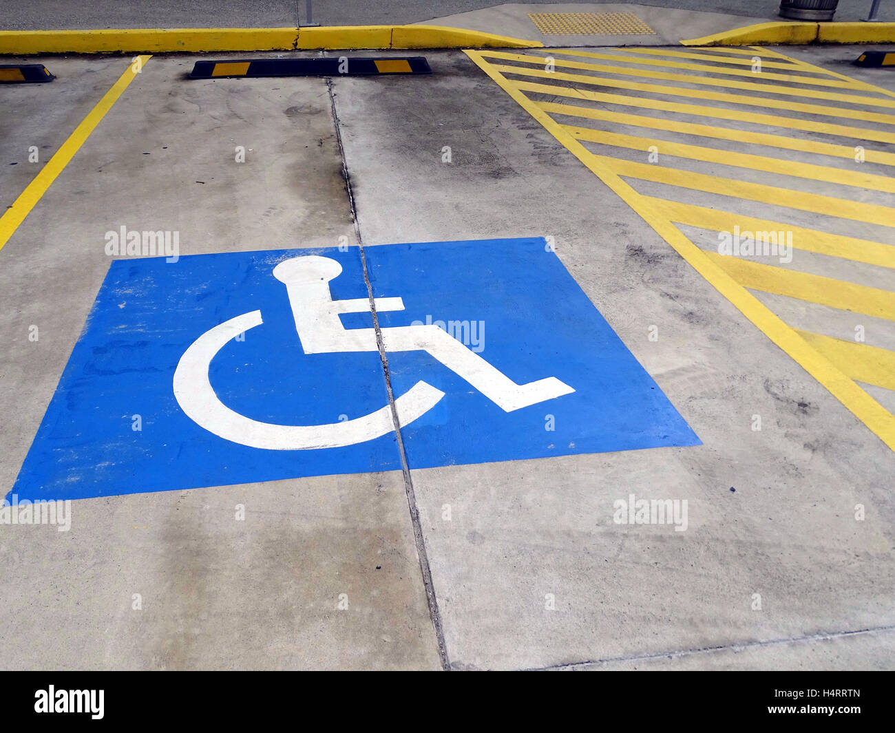Reservierter Parkplatz für Menschen mit Behinderung Stockfoto