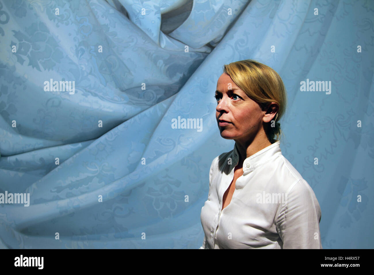 Der schottische Künstler, Alison Watt, vor einem ihrer Stoff-Bilder in der Galerie von Perth. Stockfoto