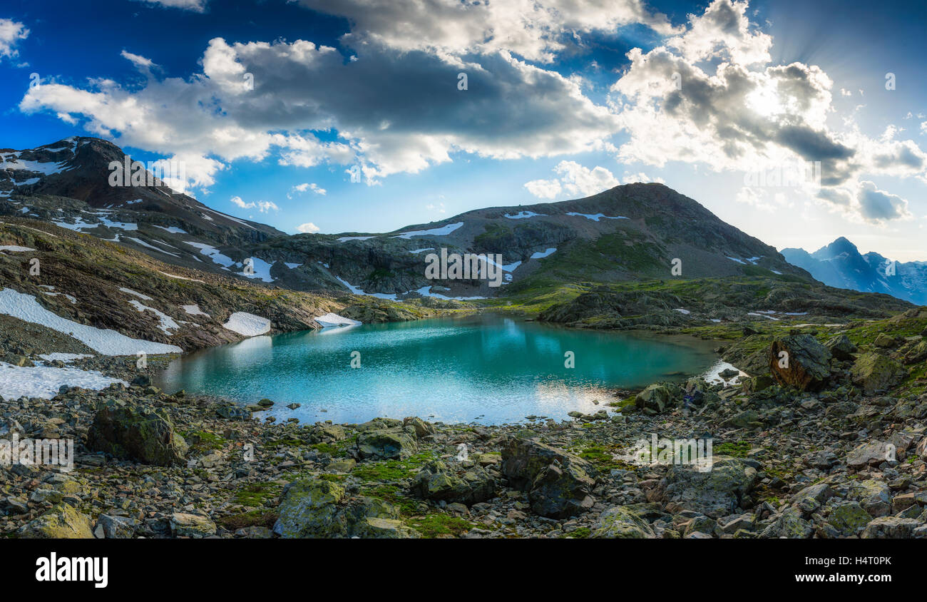 Bergsee mit letzten Schnee im Sommer Stockfoto