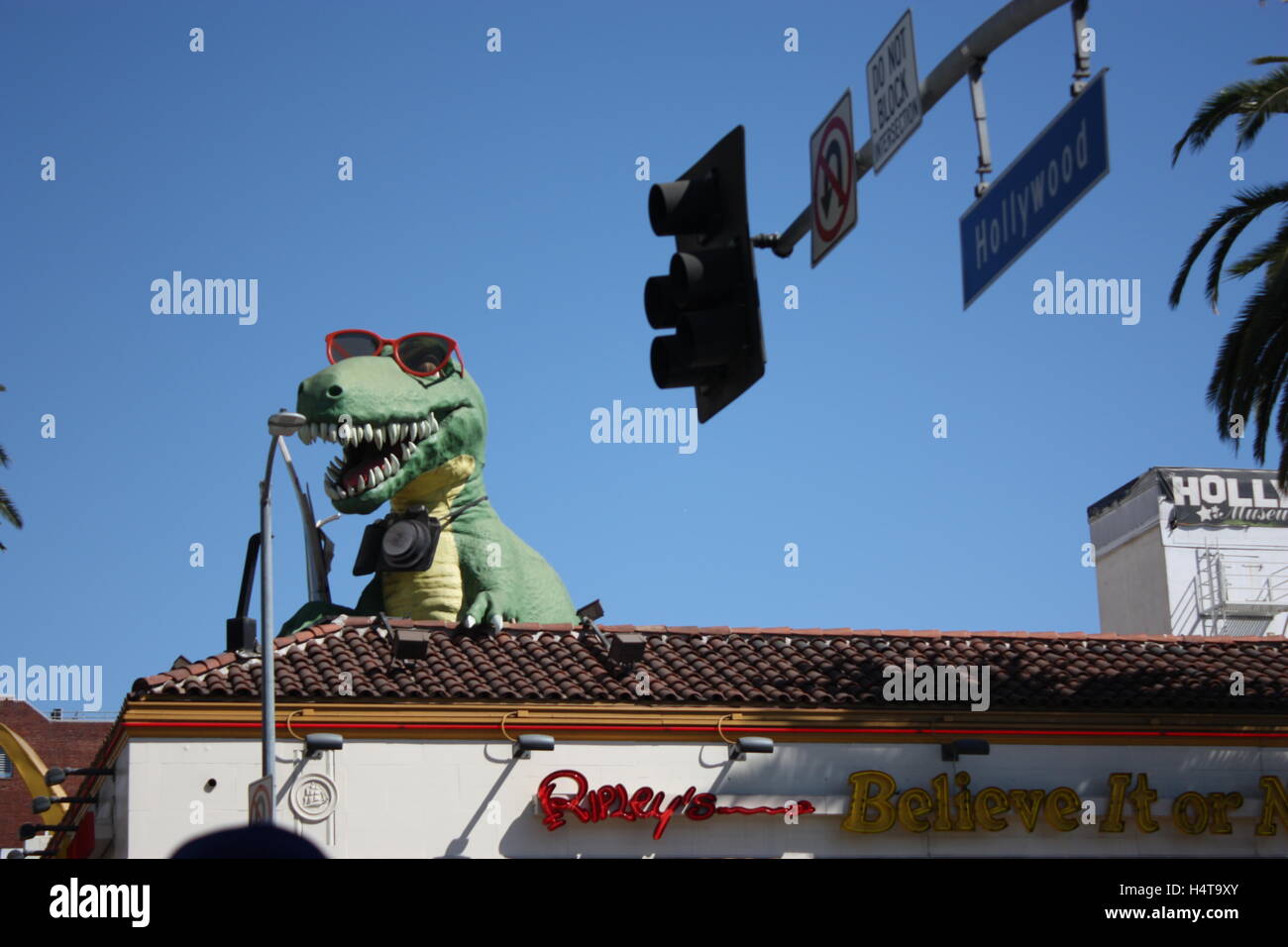 Dinosaurier mit Sonnenbrille auf dem Dach eines Gebäudes auf LA Ripleys glauben es oder nicht Stockfoto