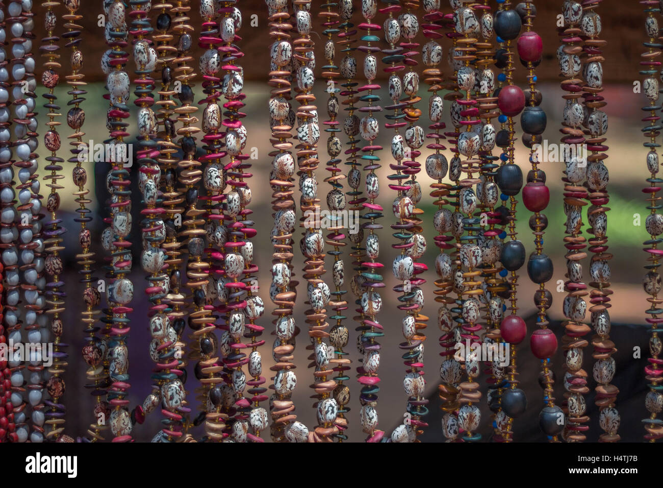 Auswahl an bunten Perlen Ketten hängen senkrecht, South African Craft Market Stockfoto