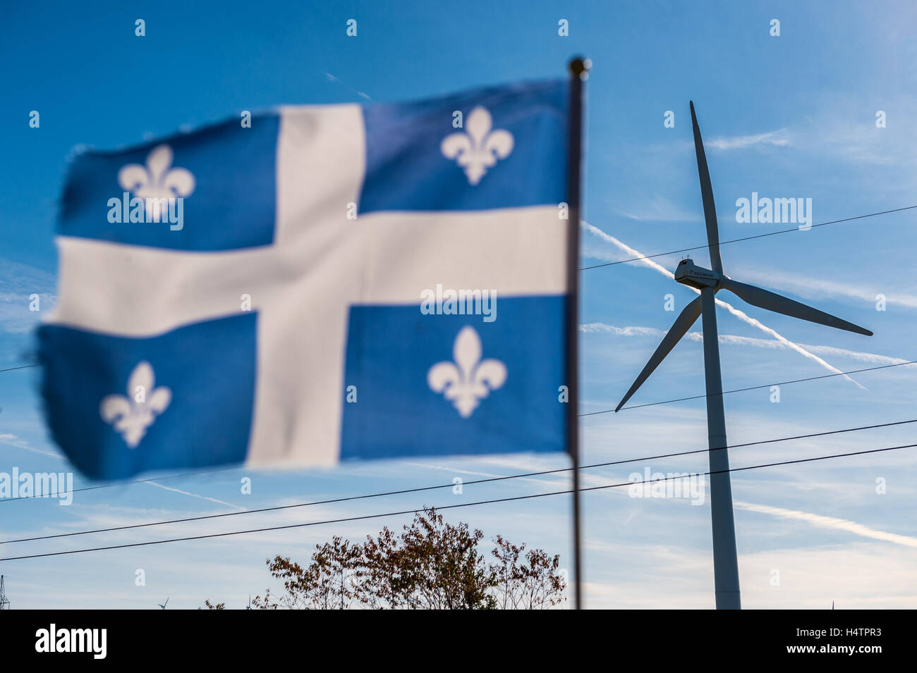 Windturbine neben einer Quebec-Flagge Stockfoto