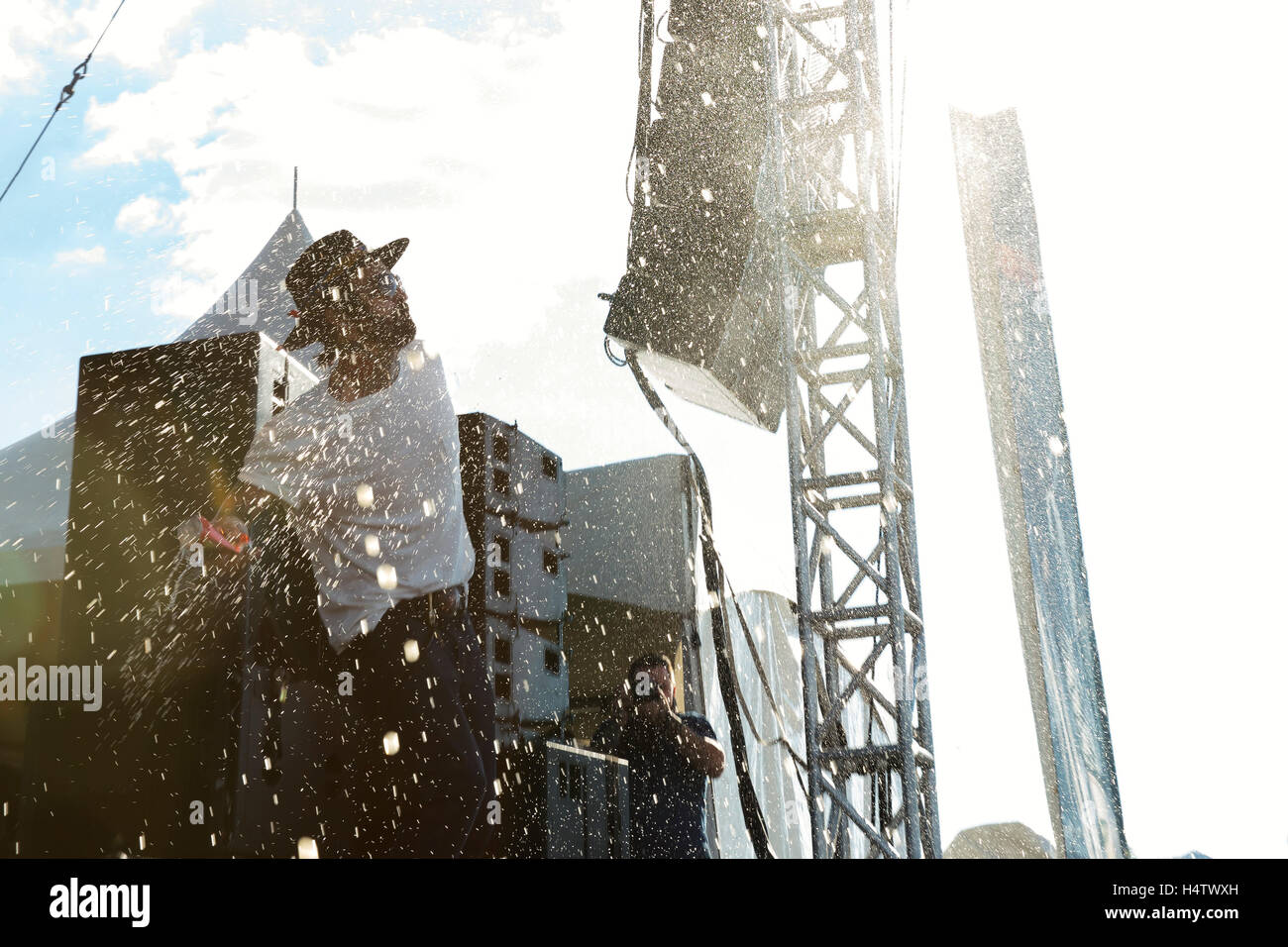 Yelawolf wirft ein Tecate Bier, während er bei Riot Fest Chicago Tag3 auf 13. September 2015 in Chicago, Illinois führt Stockfoto