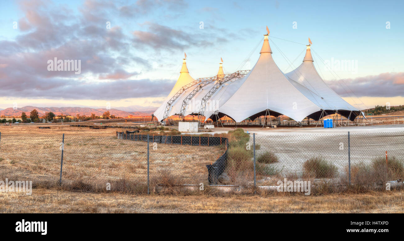 Irvine, Kalifornien, USA – 15. Oktober 2016: Sonnenuntergang über einem Zirkuszelt auf einem großen Feld im Sommer. Stockfoto