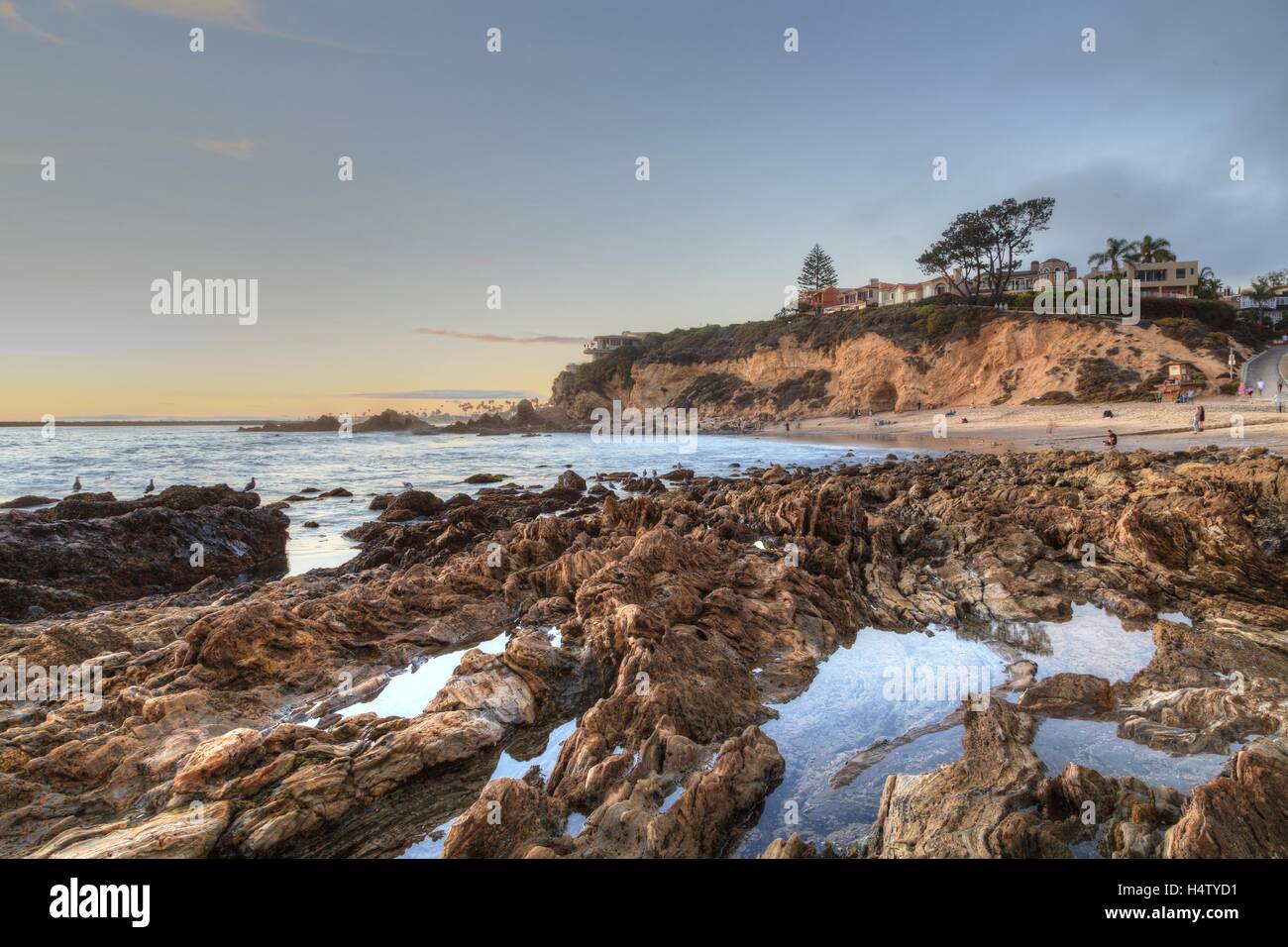 Kleine Corona Beach in Corona Del Mar, Kalifornien bei Sonnenuntergang in SummerLittle Corona Beach in Corona Del Mar, Kalifornien bei Sonnenuntergang Stockfoto