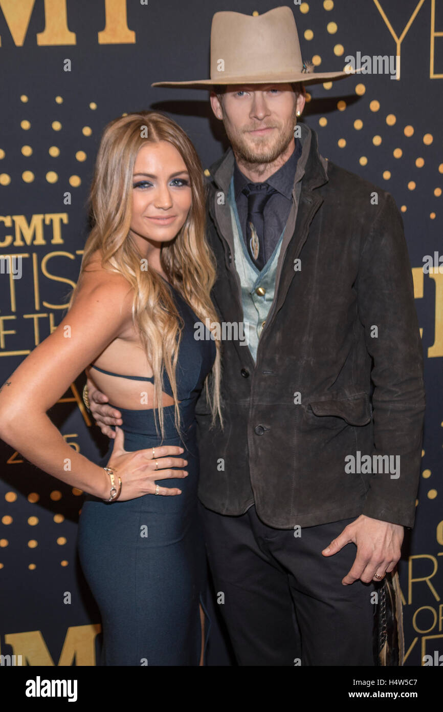 Brian Kelley und Frau Brittney-Marie Cole Kelley kommen auf dem roten Teppich bei der 2015 CMT-Künstler des Jahres Fernsehsendung in Nashville, Tennessee. Stockfoto