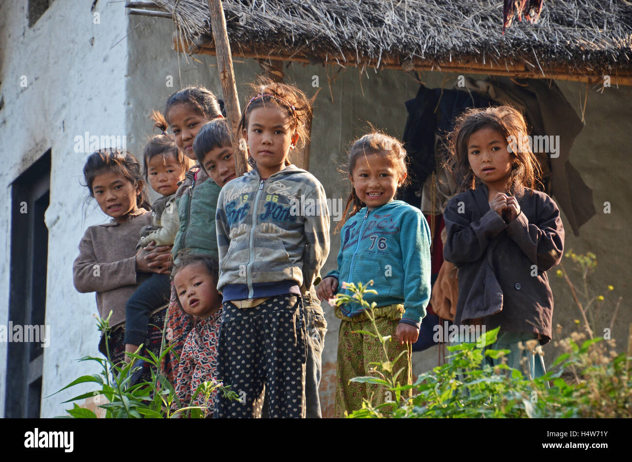 Kinder beobachten eine Gruppe von Wanderern, nahe dem Dorf von Jallesoy, Solukhmubu, Nepal übergeben Stockfoto