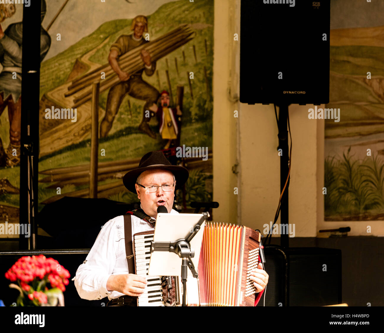 Akkordeonspieler in deutschen Tracht, Rüdesheim, Rheinschlucht, Deutschland, Europa Stockfoto